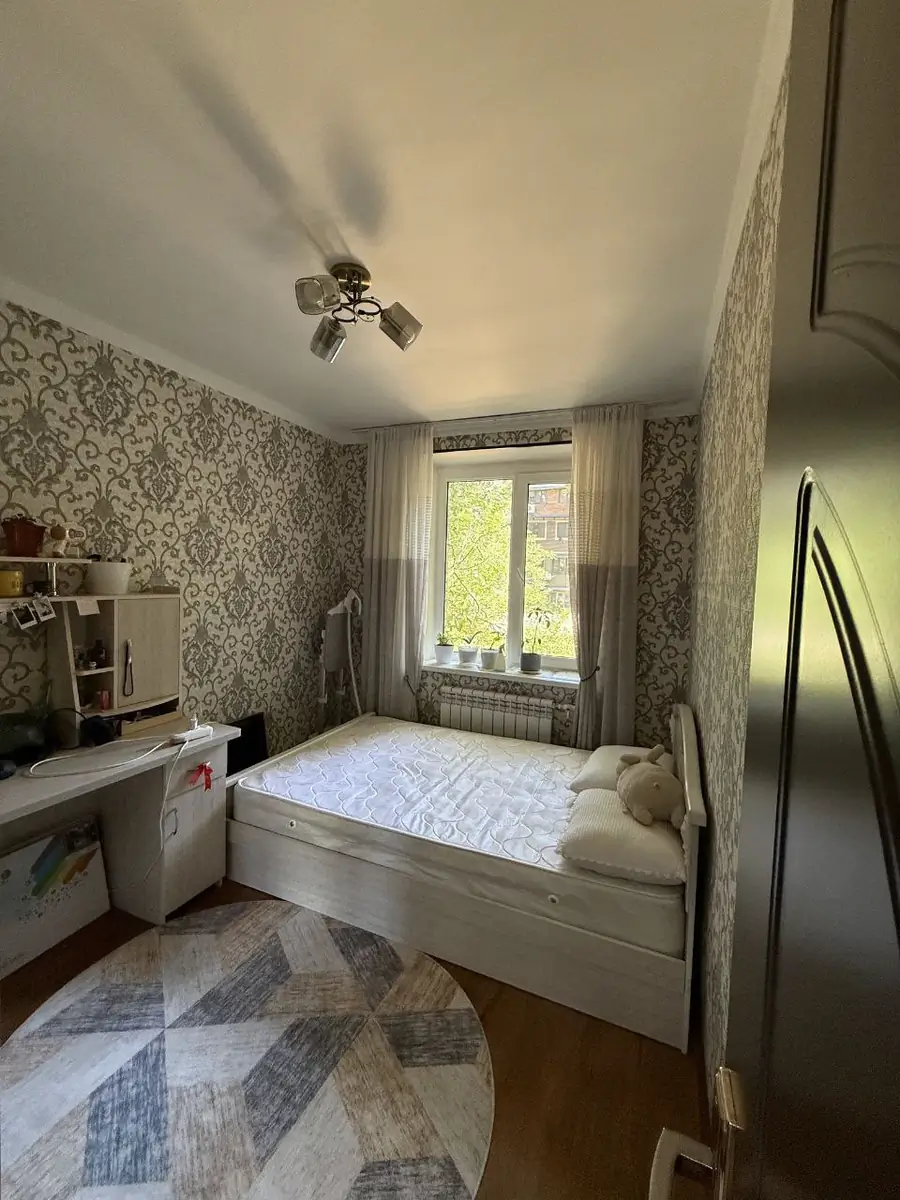 Продается 3-комнатная квартира − 65 м²