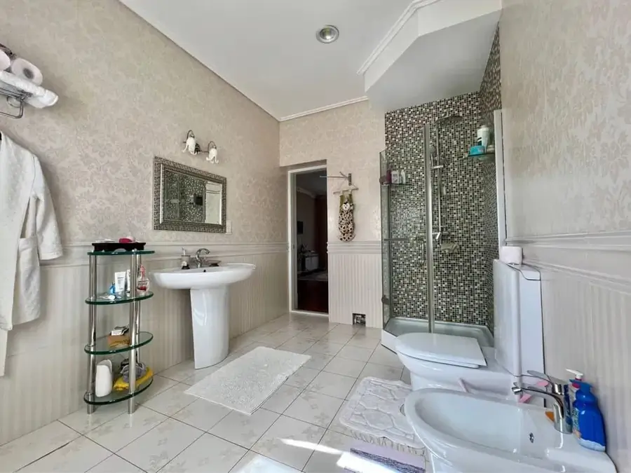 Ijaraga 2 qavatli uy − 250 m²