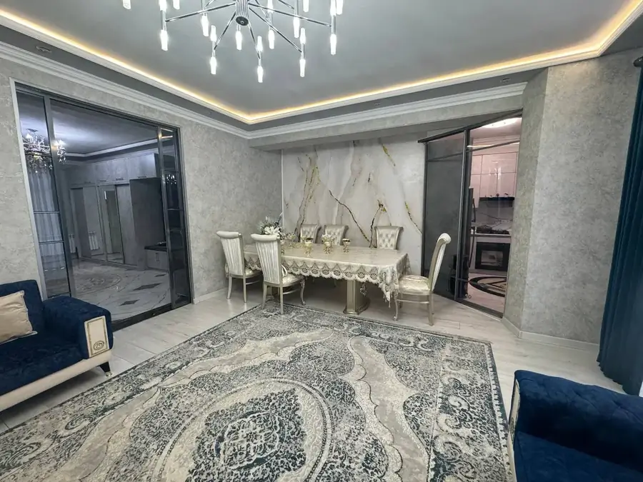 Продается 4-комнатная квартира − 208 м²