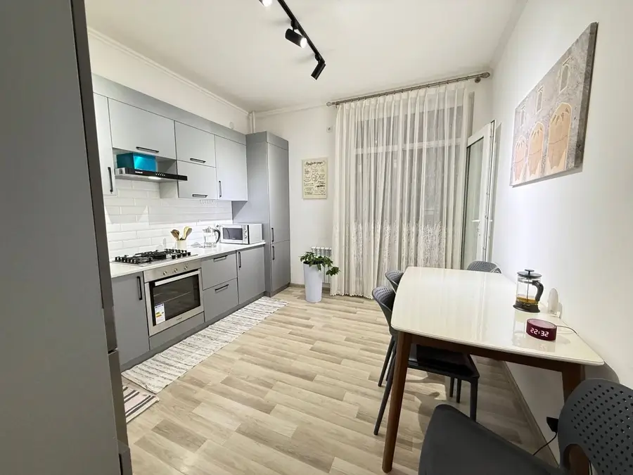 3 xonali kvartira sotiladi − 75 m²