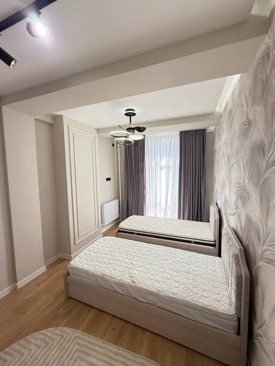 Сдается 3-комнатная квартира − 90 м²