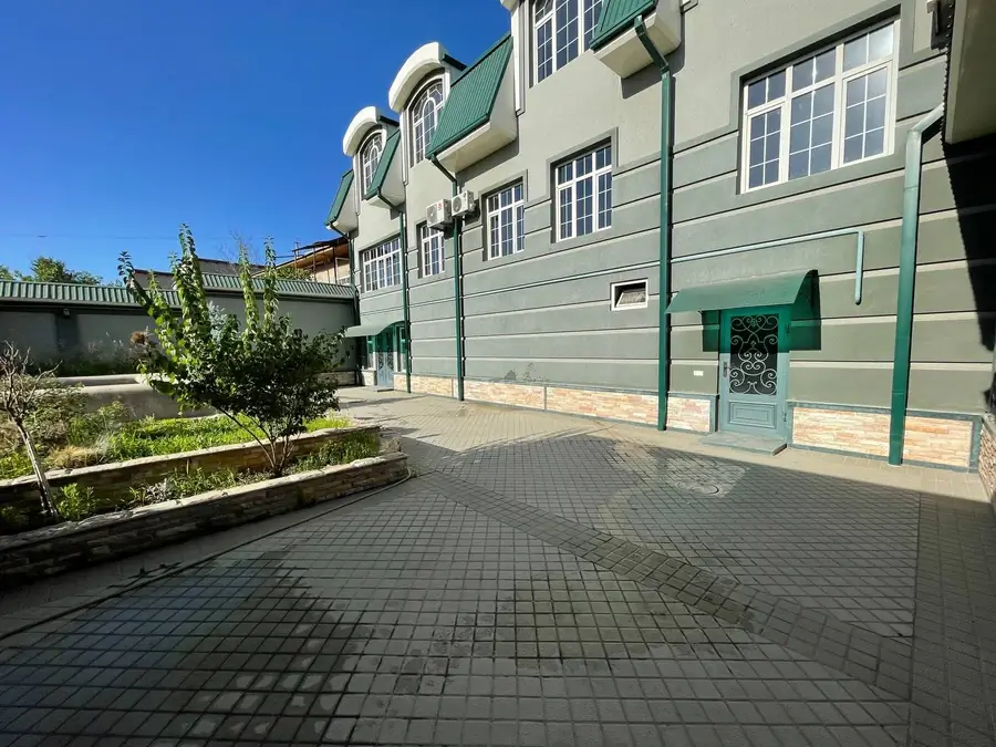 3 qavatli uy sotiladi − 400 m²