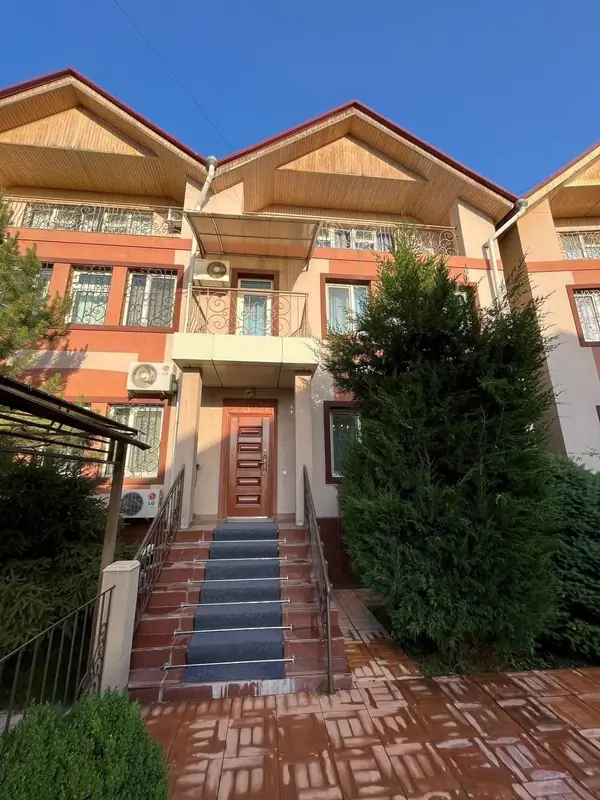 Ijaraga 3 qavatli uy − 320 m²