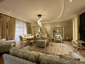 3 qavatli uy sotiladi − 450 m²