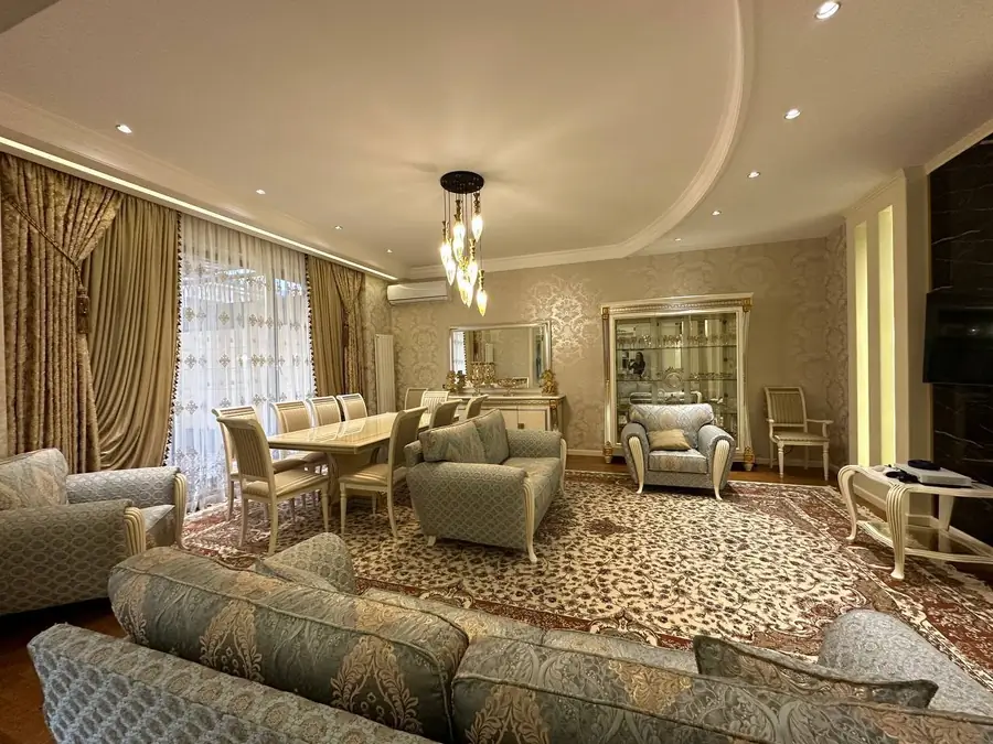 3 qavatli uy sotiladi − 450 m²