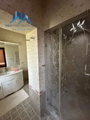 Сдается Более 5-комнатная квартира − 160 м²