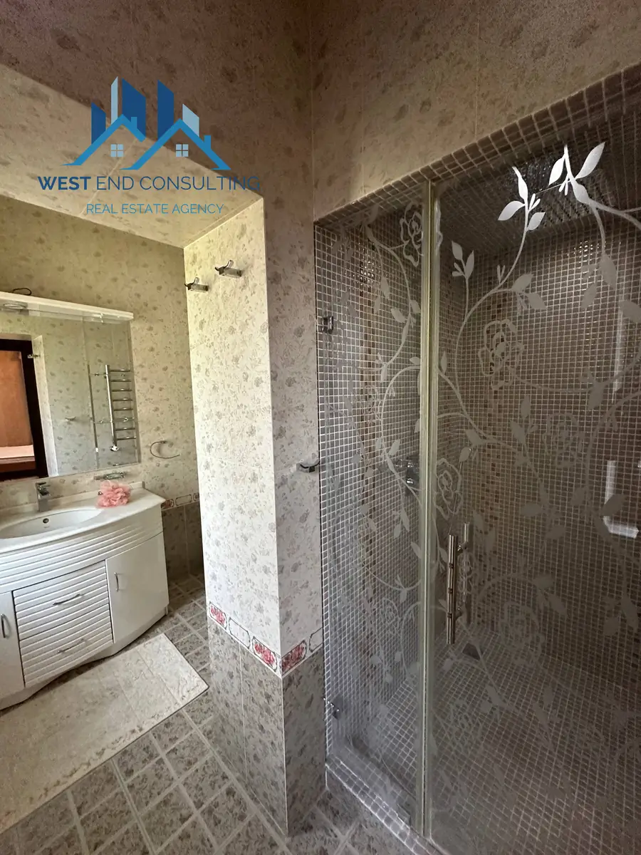 Сдается Более 5-комнатная квартира − 160 м²