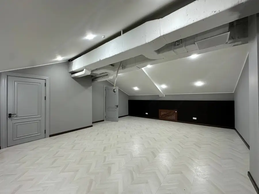 Ofis sotiladi − 1000 m²