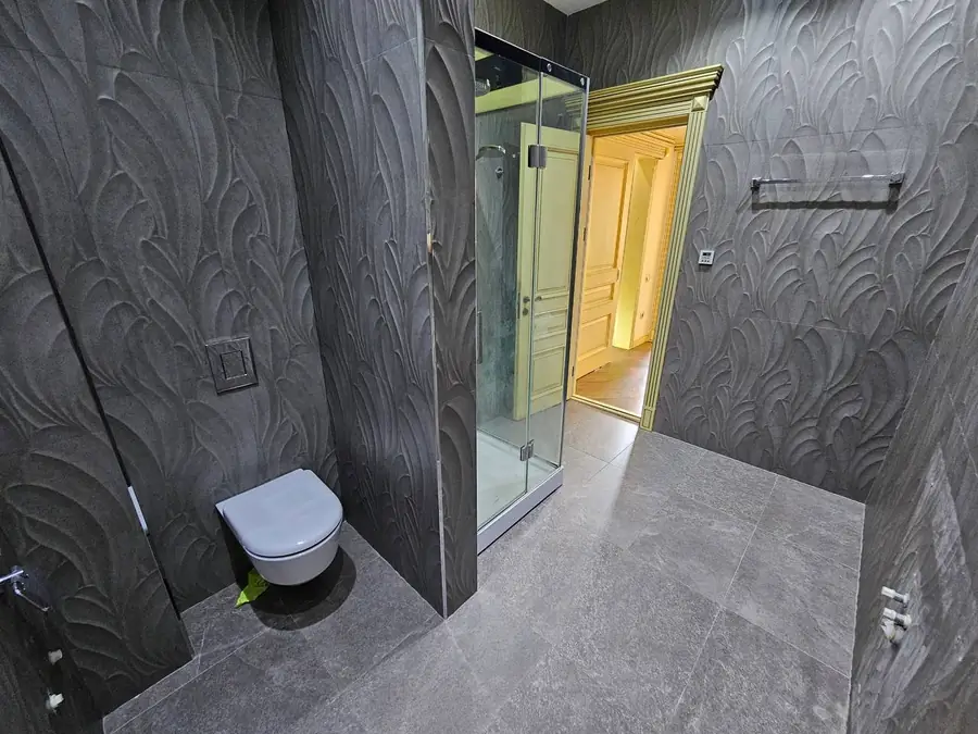 Продается 4-комнатная квартира − 216 м²