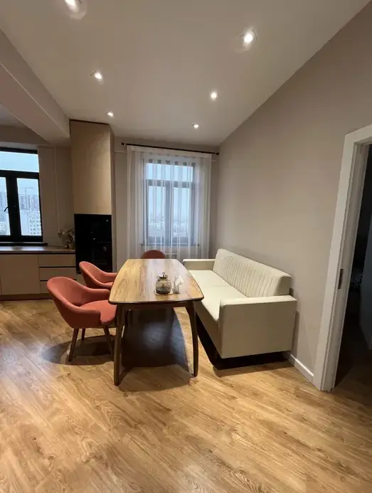 4 xonali kvartira sotiladi − 130 m²