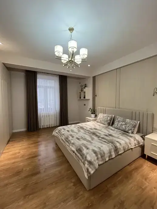 4 xonali kvartira sotiladi − 130 m²