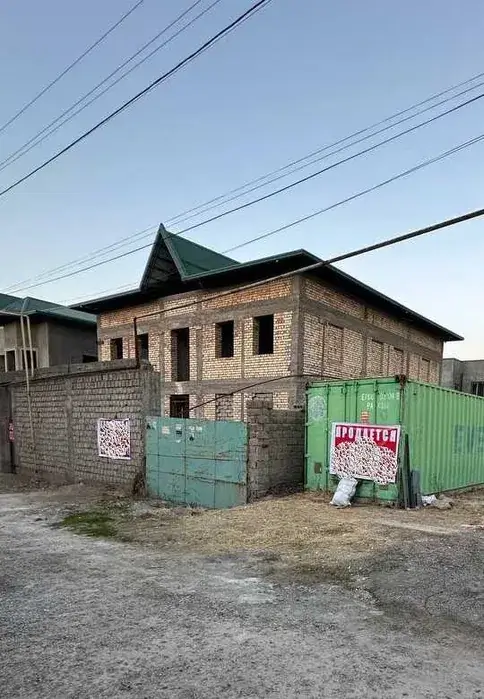 Продается 3-этажный дом − 900 м²