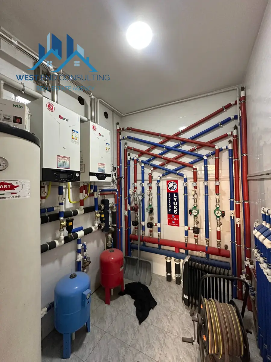 3 qavatli uy sotiladi − 400 m²