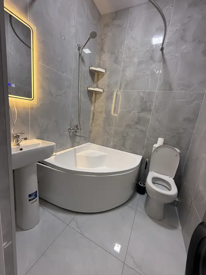 3 xonali kvartira sotiladi − 65 m²