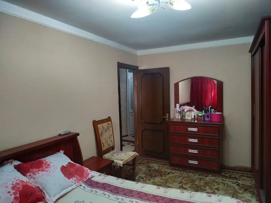 3 xonali kvartira sotiladi − 67 m²
