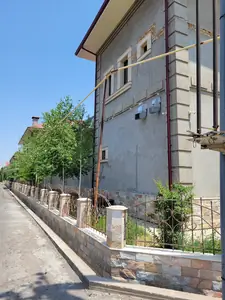 2 qavatli uy sotiladi − 1700 m²