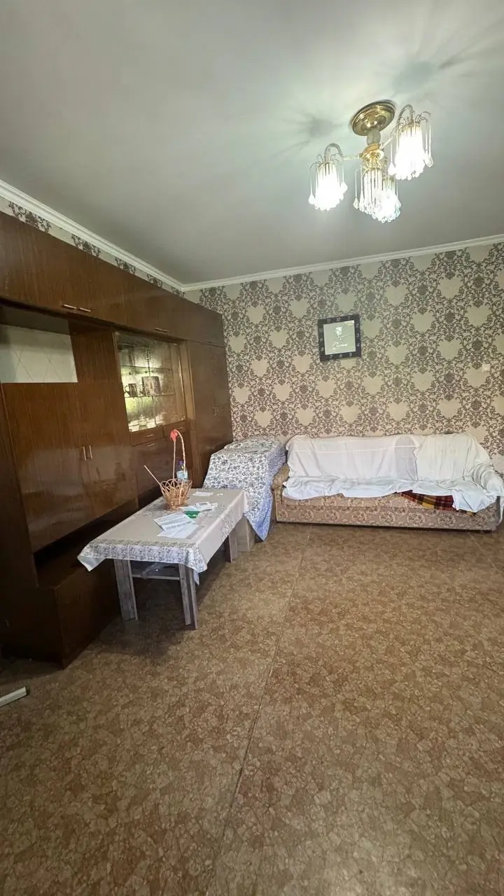Продается 1-комнатная квартира − 42 м²