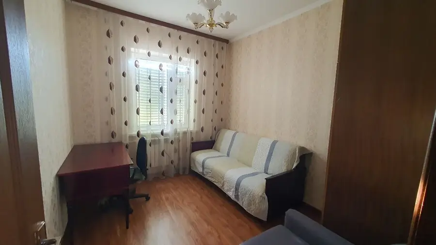 4 xonali kvartira sotiladi − 100 m²