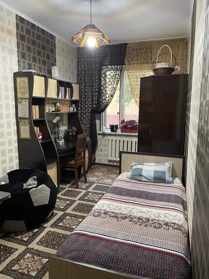 Продается 4-комнатная квартира − 80 м²