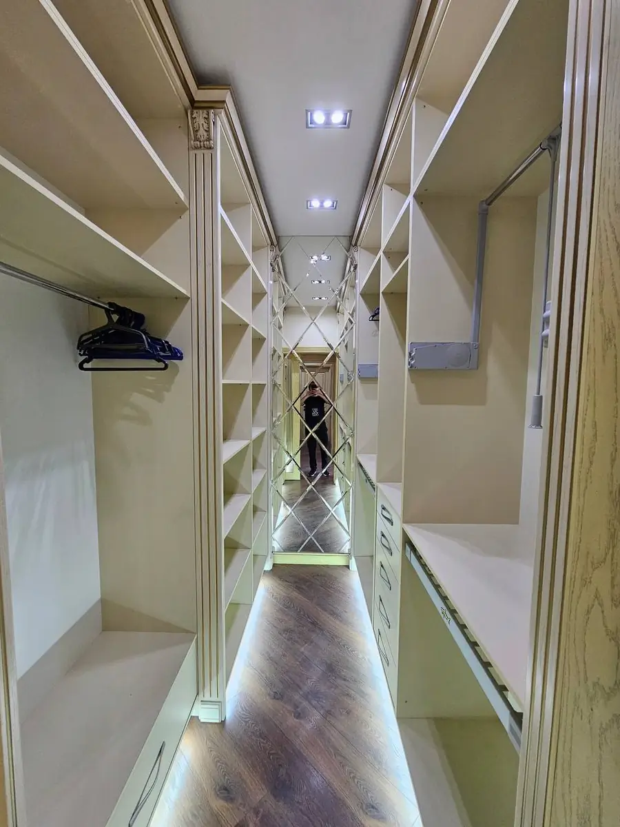 Продается 4-комнатная квартира − 216 м²