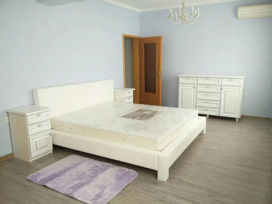 Продается 4-комнатная квартира − 182 м²