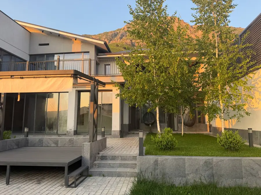 2 qavatli uy sotiladi − 255 m²