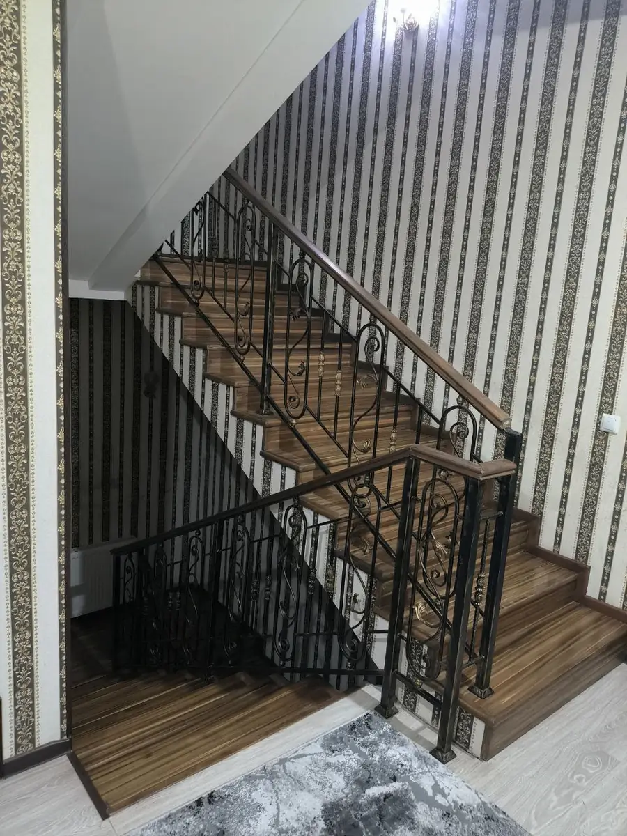 Ijaraga 2 qavatli uy − 460 m²