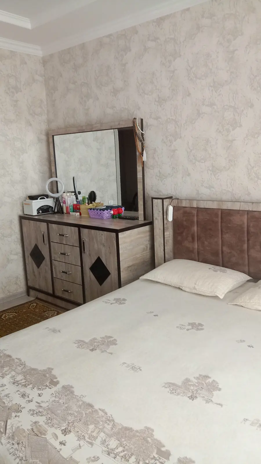 Продается 2-комнатная квартира − 57 м²