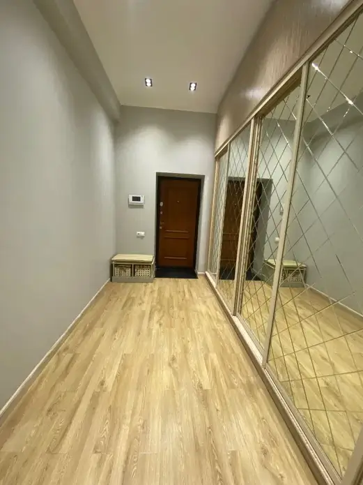 Продается 2-комнатная квартира − 100 м²