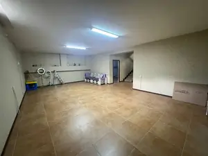 3 qavatli uy sotiladi − 300 m²