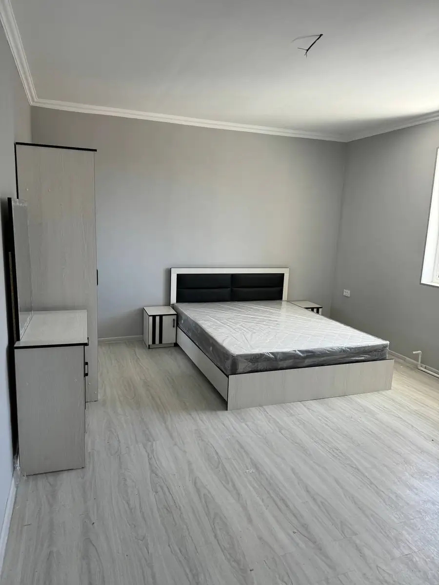 Продается Более 5-комнатная квартира − 107 м²