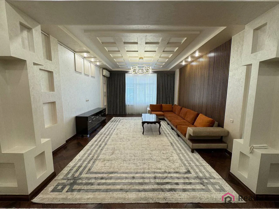 Сдается 2-комнатная квартира − 110 м²