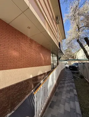 Savdo-sotiq maydoni − 861 m², 1/2 qavat