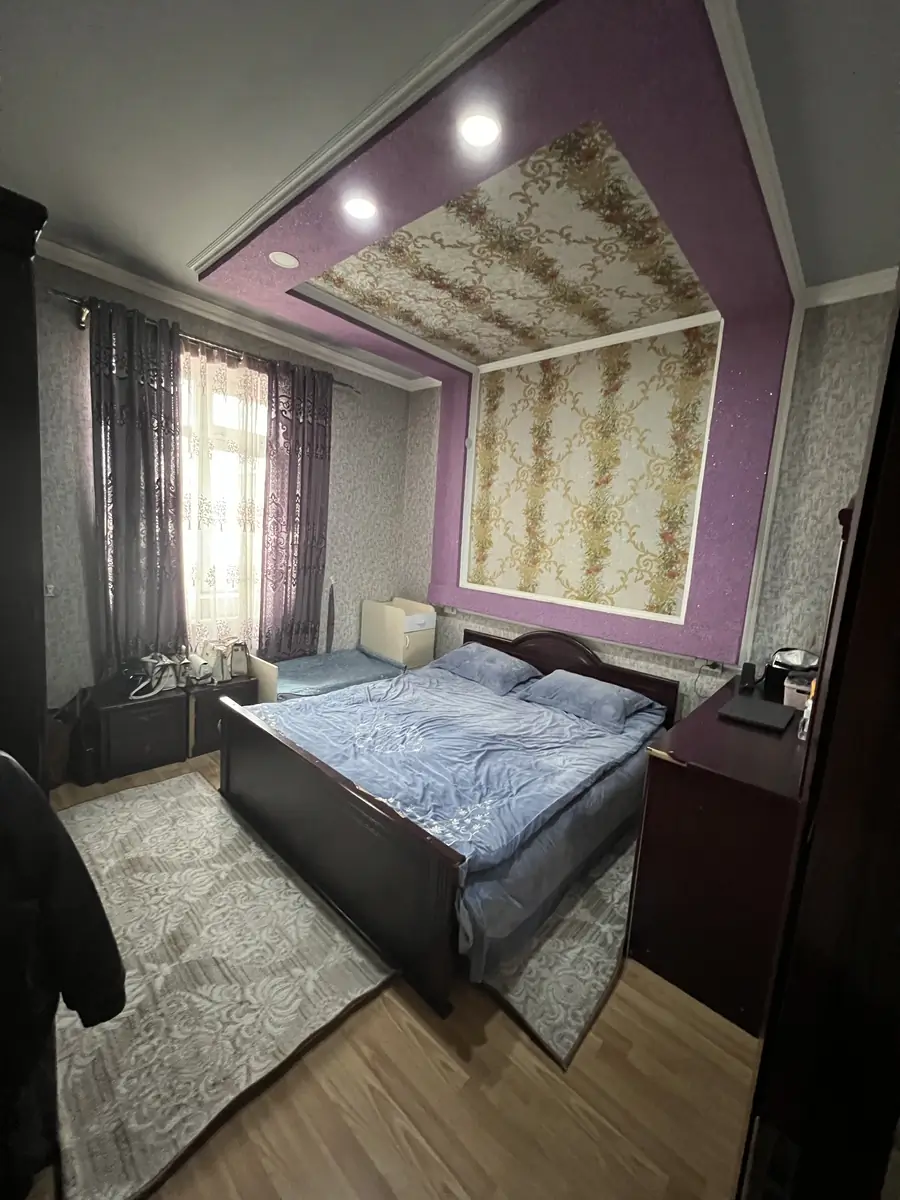 Продается Более 5-комнатная квартира − 200 м²