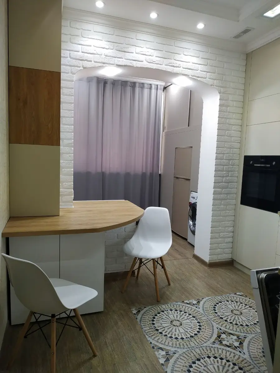 Продается 4-комнатная квартира − 94 м²