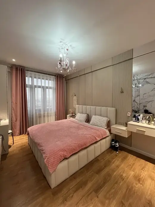 4 xonali kvartira sotiladi − 130 m²