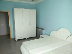 Продается 4-комнатная квартира − 182 м²