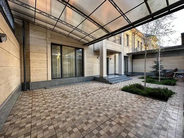 3 qavatli uy − 450 m², 3.2 sot.