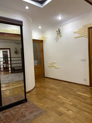 2-комнатная квартира − 77 м², 1/5 этаж