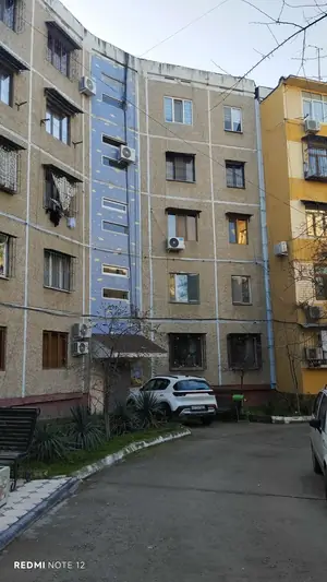4 xonali kvartira sotiladi − 96 m²