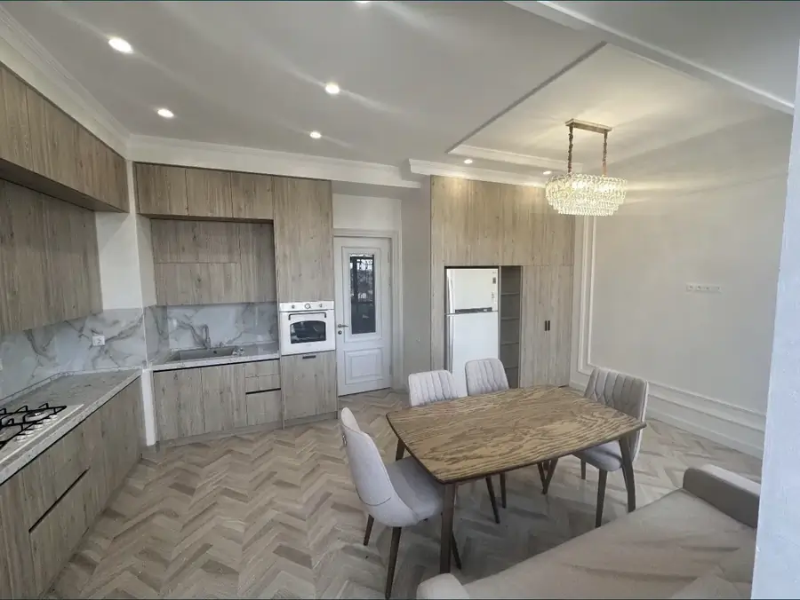 Продается 4-комнатная квартира − 162 м²