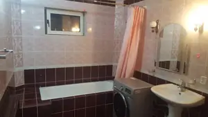 4 xonali kvartira sotiladi − 122 m²