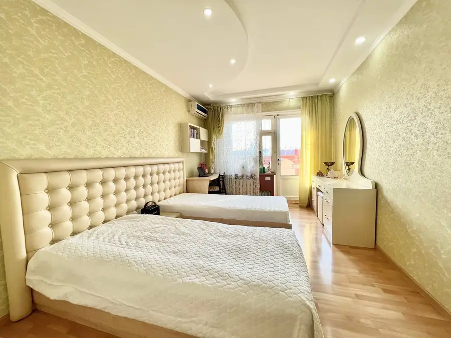 4 xonali kvartira sotiladi − 182 m²
