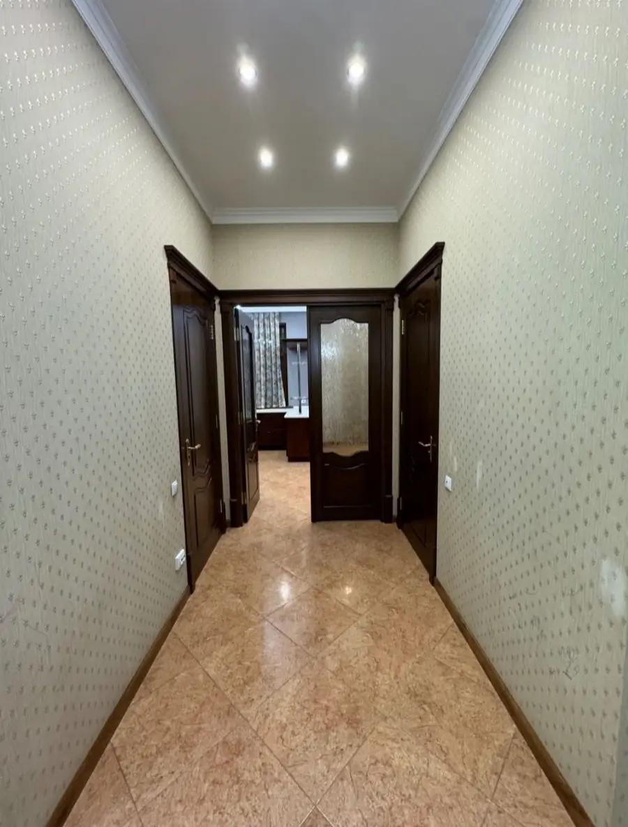 Ijaraga 4 xonali kvartira − 190 m²