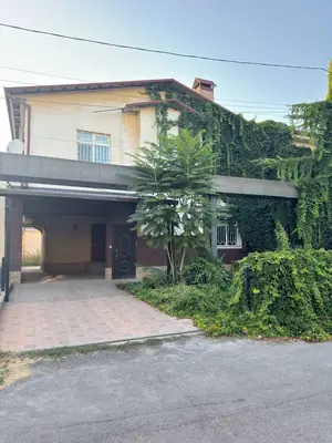 3 qavatli uy sotiladi − 300 m²