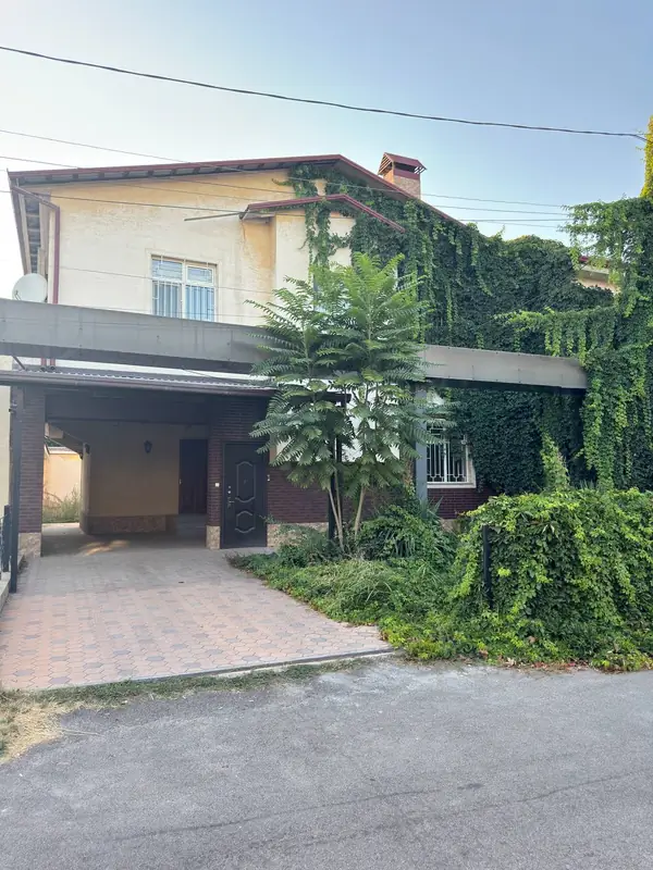 3 qavatli uy sotiladi − 300 m²