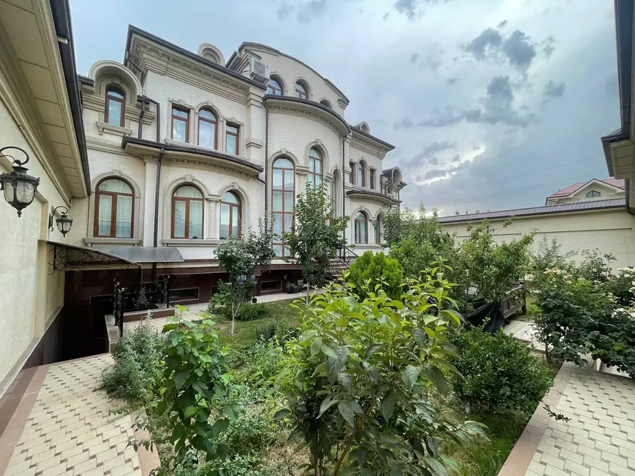 Сдается 4-этажный дом − 1000 м²