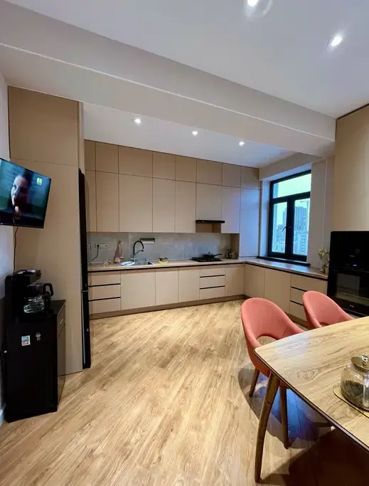 4 xonali kvartira sotiladi − 130 m²