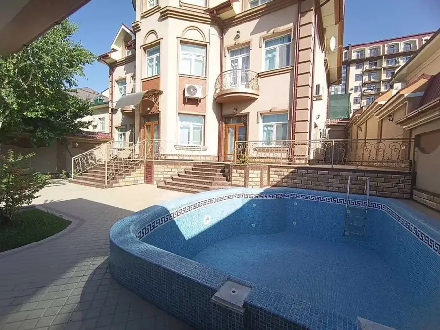 Ijaraga 3 qavatli uy − 380 m²