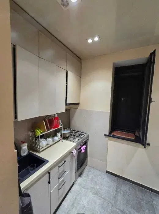 Продается 4-комнатная квартира − 93 м²